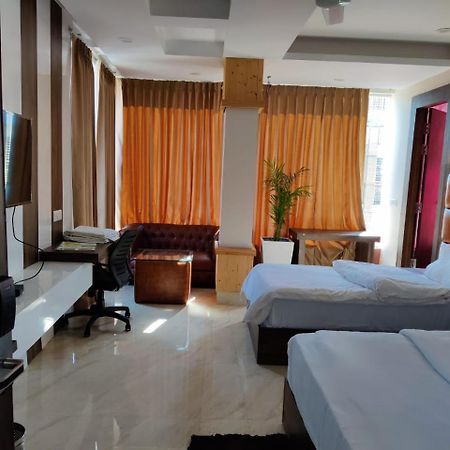 Hotel Maira Dehradun Eksteriør billede