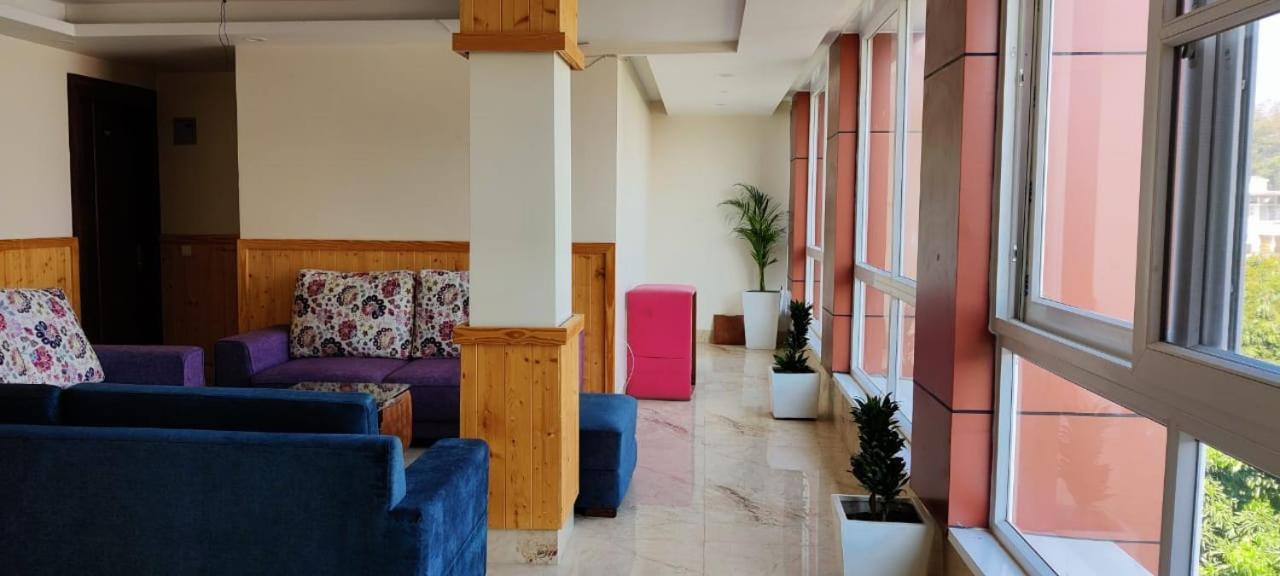 Hotel Maira Dehradun Eksteriør billede
