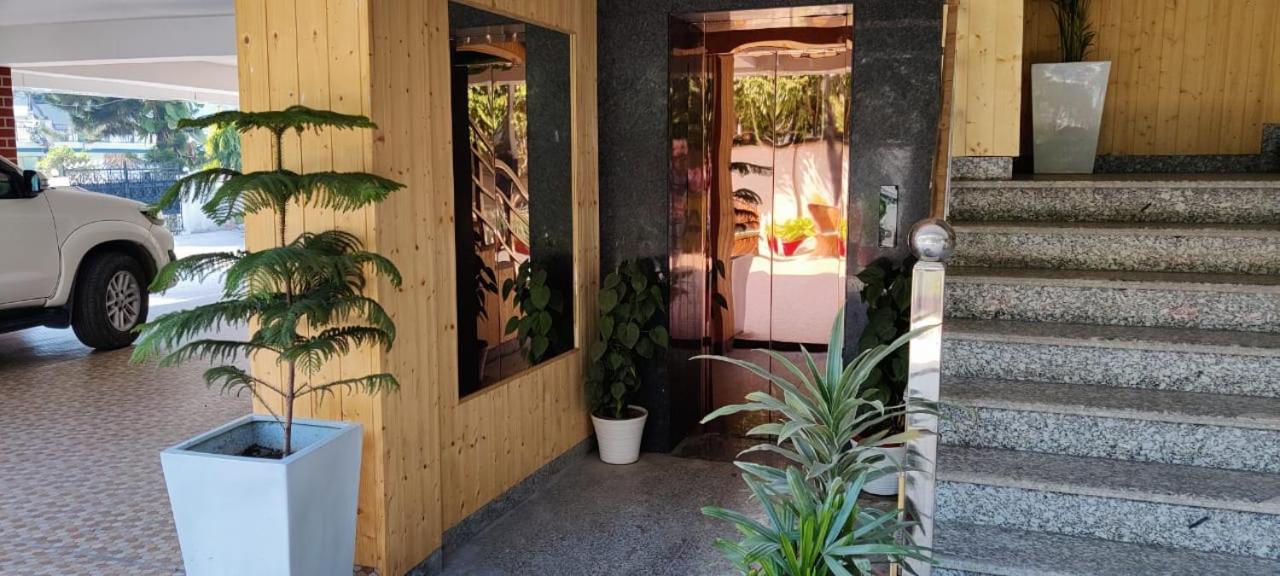 Hotel Maira Dehradun Eksteriør billede
