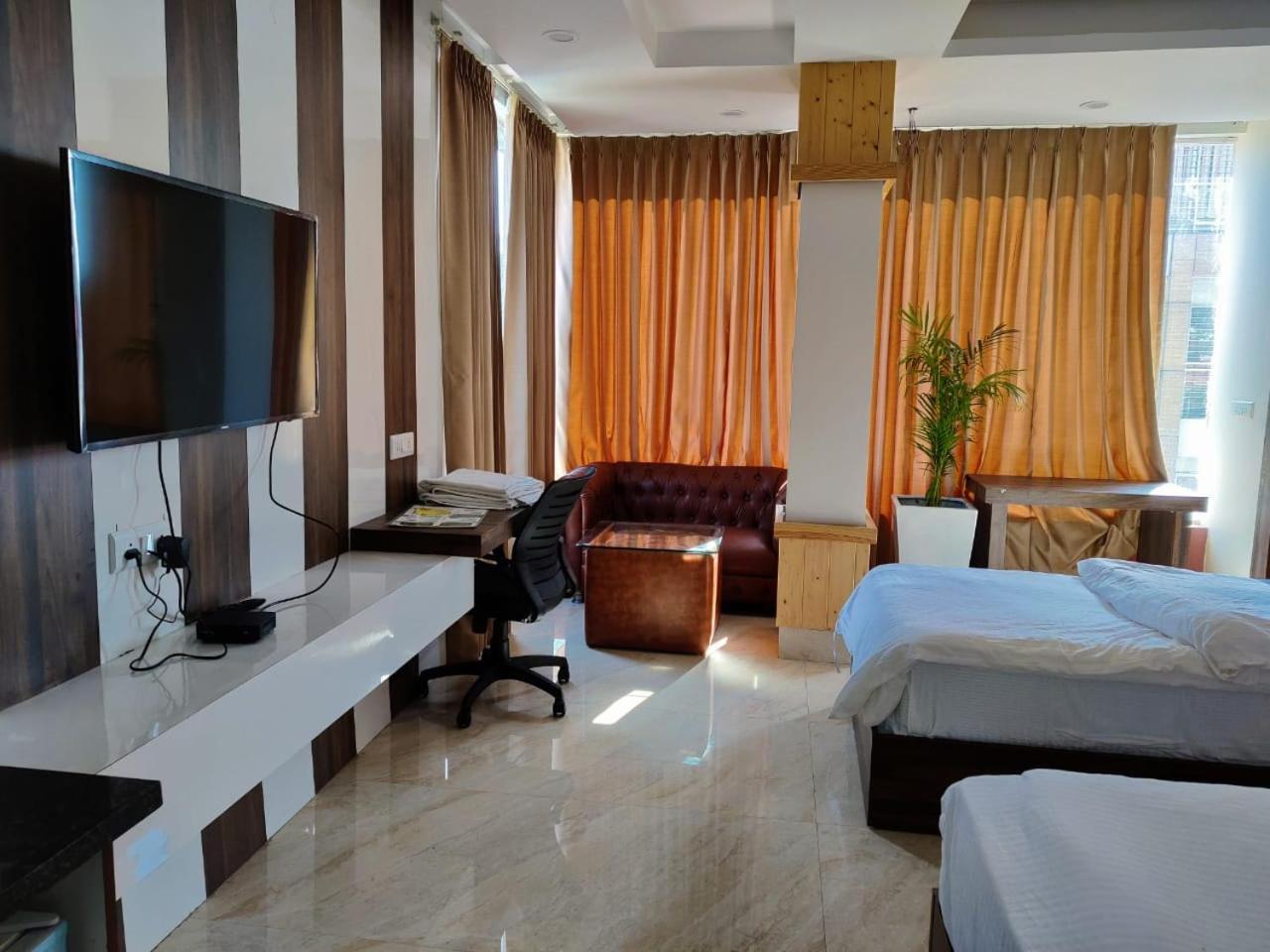 Hotel Maira Dehradun Eksteriør billede