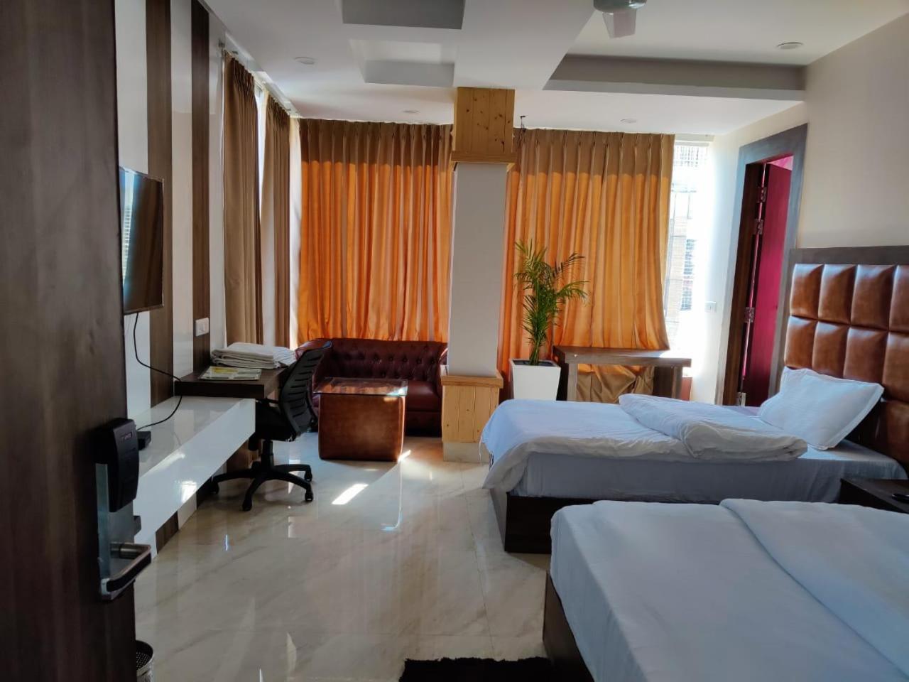 Hotel Maira Dehradun Eksteriør billede
